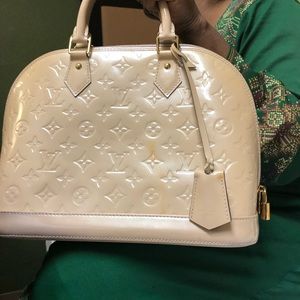 LOUIS VUITTON
Vernis Alma PM Rose Angelique it’s also beige color